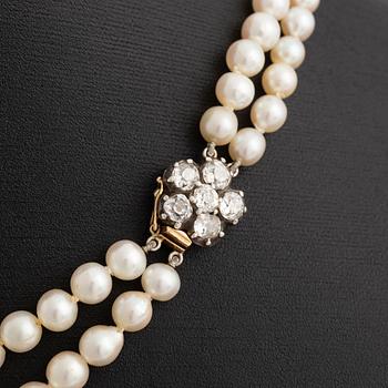 Collier, tvåradigt med doserade pärlor med lås i 18K guld med sex gammalslipade diamanter.