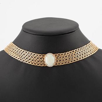 Necklace 14K gold with an opal and round brilliant-cut diamonds.