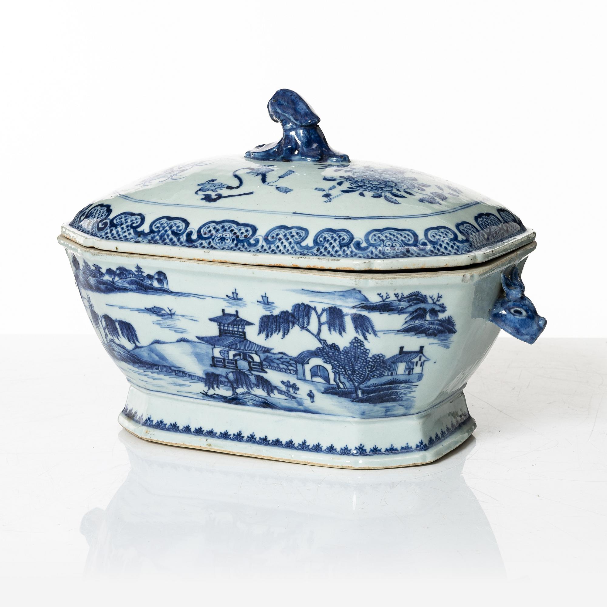 A Chinese export porcelain tureen, Qing dynasty, Qianlong (1736-95).