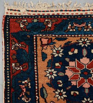 Matto, semi-antique, Chaharmahal/Bakhtiari Province, ca 386, 223,5 cm ( ca 2,5-3,5 cm flat weave at the ends).