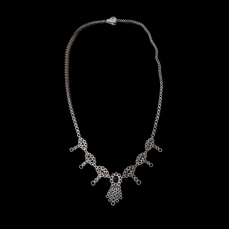 COLLIER, safirer, briljant- och åttkantslipade diamanter, 18K vitguld. Italien.