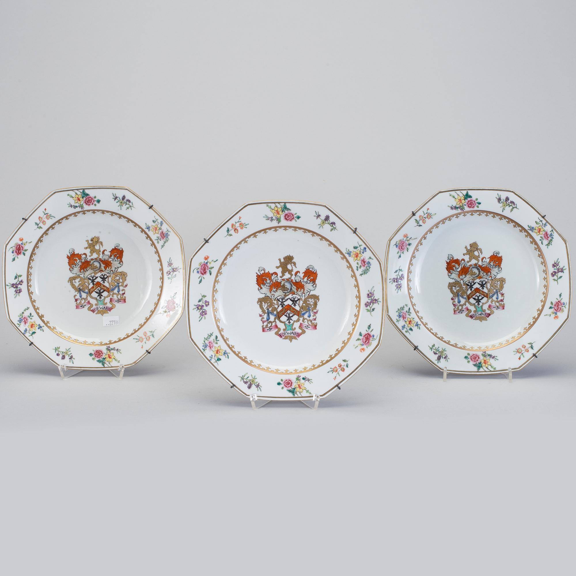 A set of three armorial dishes with the motto "Forward", Qing dynasty, Qinalong (1736-95).