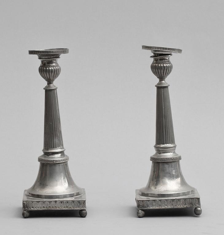 LJUSSTAKAR, ett par, tenn, Sven Berglund, Malmö, 1827.