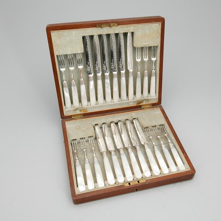 BESTICK, 24 delar, nysilver med pärlemor, England, tidigt 1900-tal.