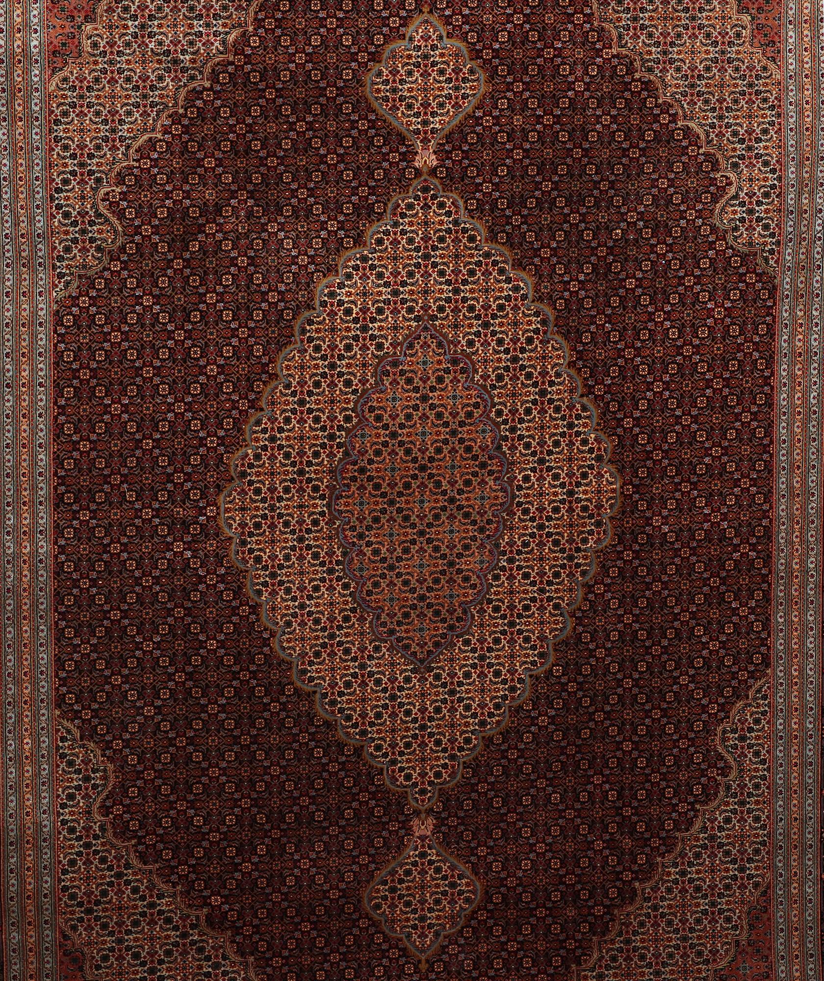 A CARPET, Tabriz, sk Mahi, 60 Raj, 286 x 200 cm.