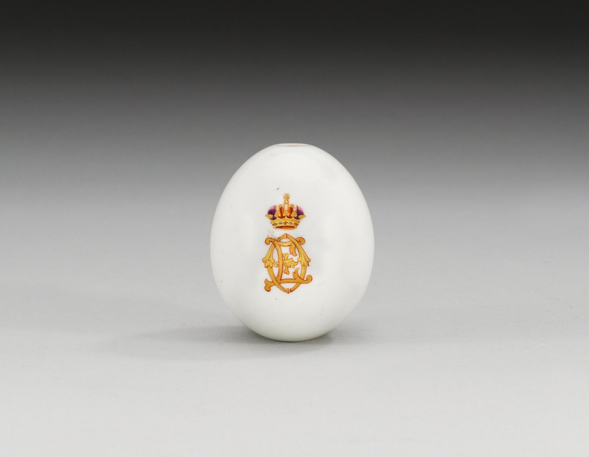 ÄGG, porslin. Ryssland, 1800-talets slut.