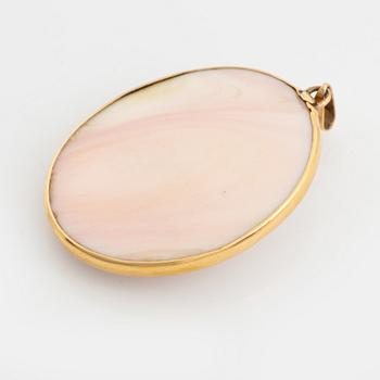 An 18K gold and cameo brooch.