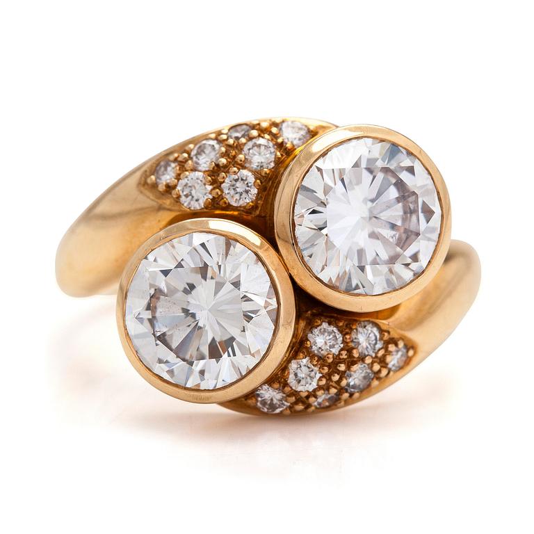 Ring, 18K guld, briljantslipade diamanter totalt ca 3.56 ct. Schweiz. Med intyg.