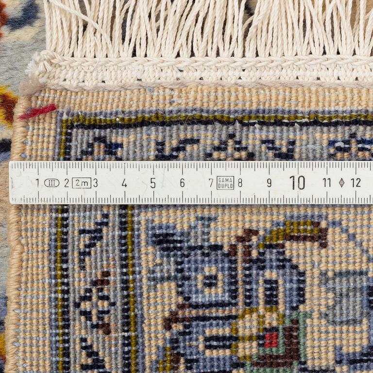 A carpet, semi-antique, Kashan, ca 398 x 281 cm.