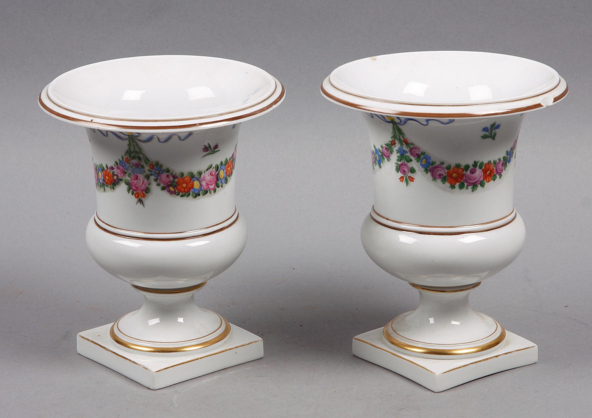 URNOR, ett par. Porslin, 1800-tal.