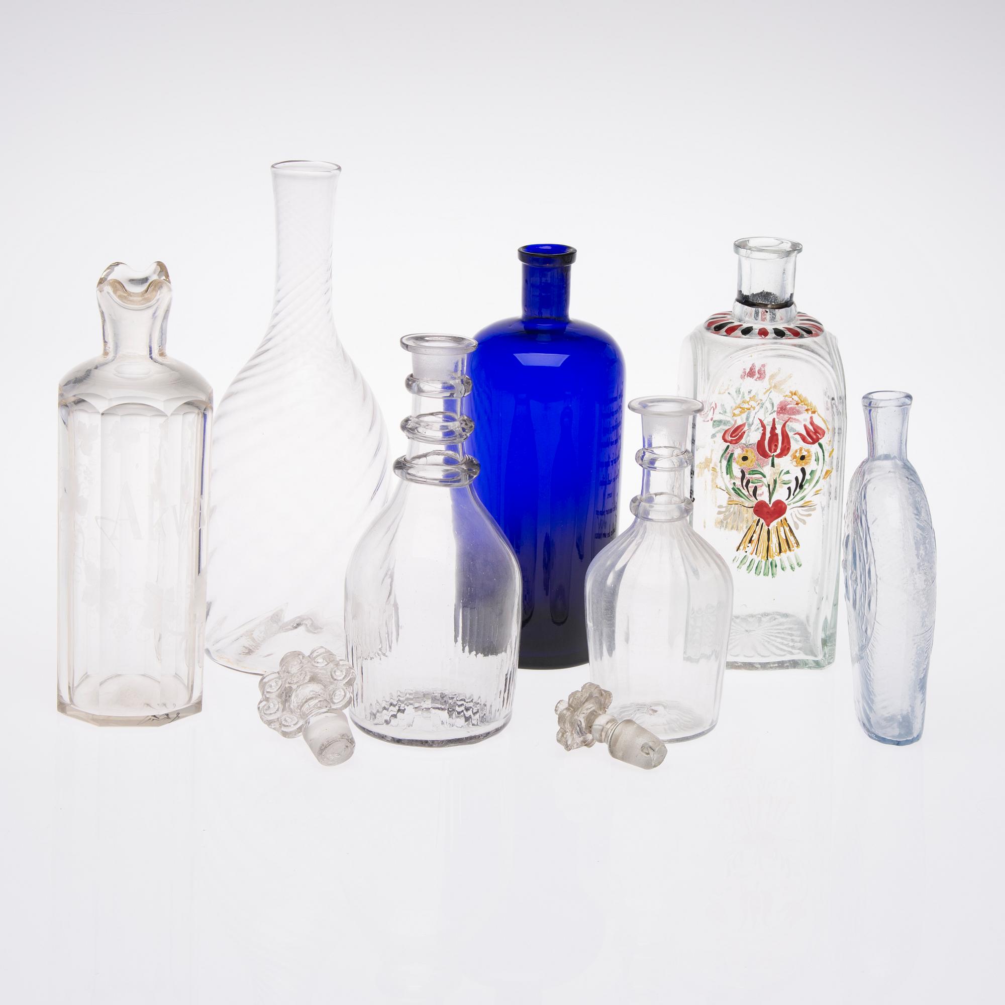 FLASKOR och KARAFFER, totalt 7 st, glas, 1800- och 1900-tal.