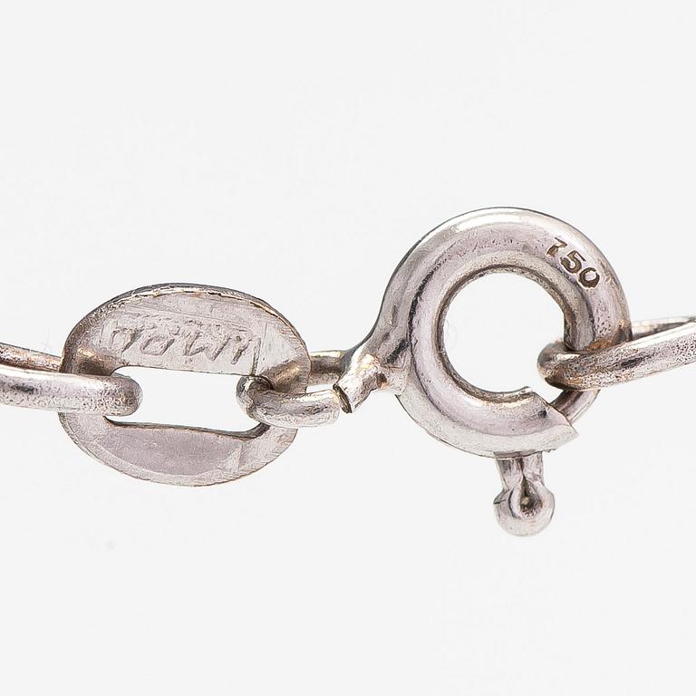 An 18K white gold neckalce with an aquamarine ca 13.27 ct and diamonds ca. 0.12 ct in total. With certificate.