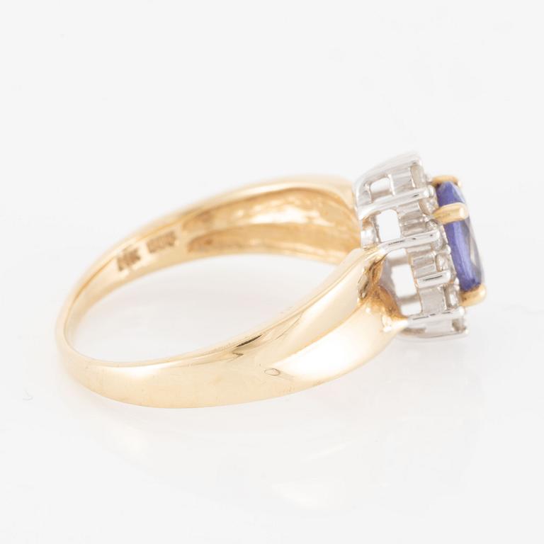 Ring, 14K gold with tanzanite and brilliant-cut diamonds.
