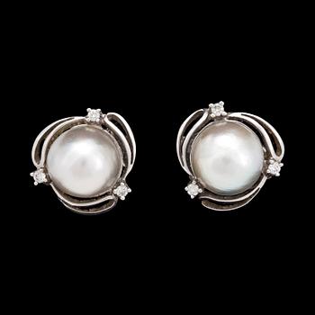 227. EARRINGS, cultured pearls and brilliant cut diamonds, tot. ca 0.20 cts.