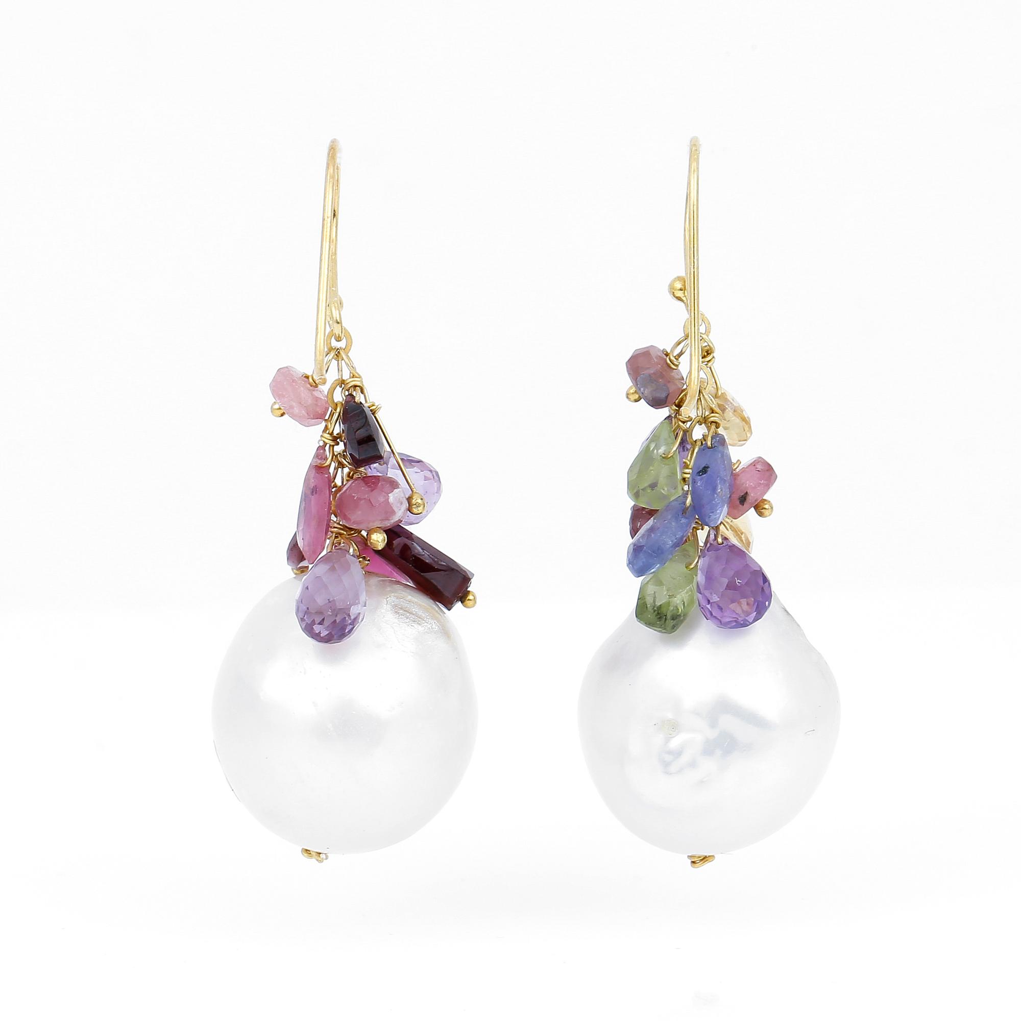 ÖRHÄNGEN, ett par, förgyllt silver med barockformade sötvattenpärlor och olika stenar. Vikt ca 21 g.