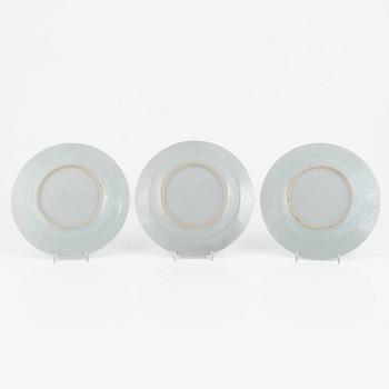 A set of three Chinese famille rose plates, Qing dynasti, Qianlong (1736-95).