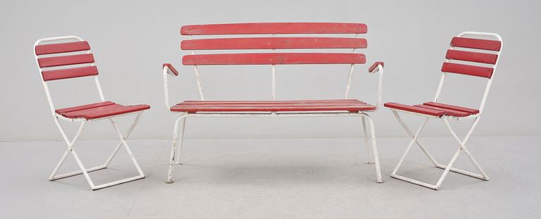 TRÄDGÅRDSSOFFA samt FÄLLSTOLAR, 2 st, 1900-talete mitt.