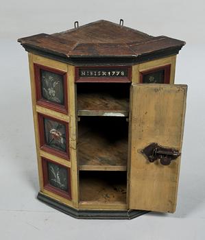 HÖRNSKÅP, allmoge, 1700-tal.