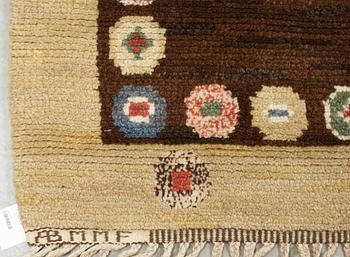 CARPET. "Tusenskönan" ("Bellis"). Knotted pile. 302,5 x 208,5 cm. Signed AB MMF.