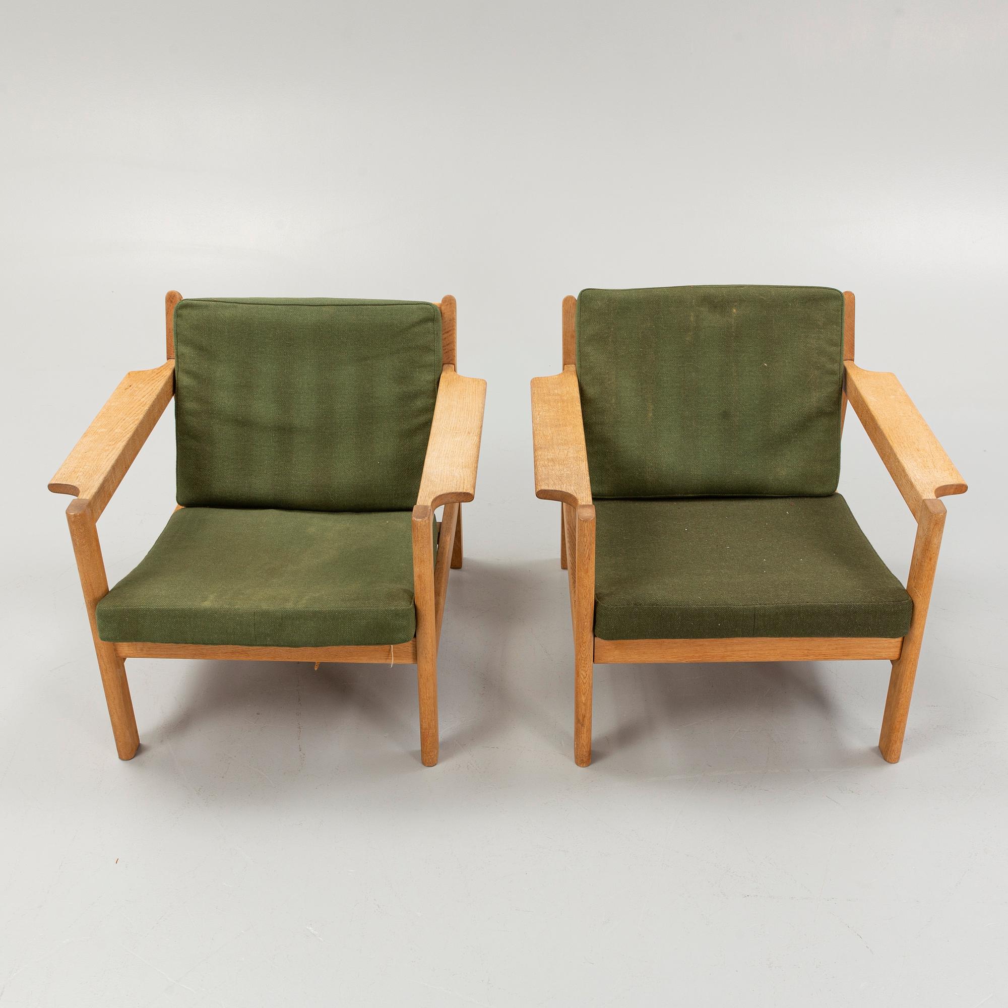 Børge Mogensen, fåtöljer, ett par, modell 22, samt en fotpall, Fredericia Möbelfabrik, Danmark.