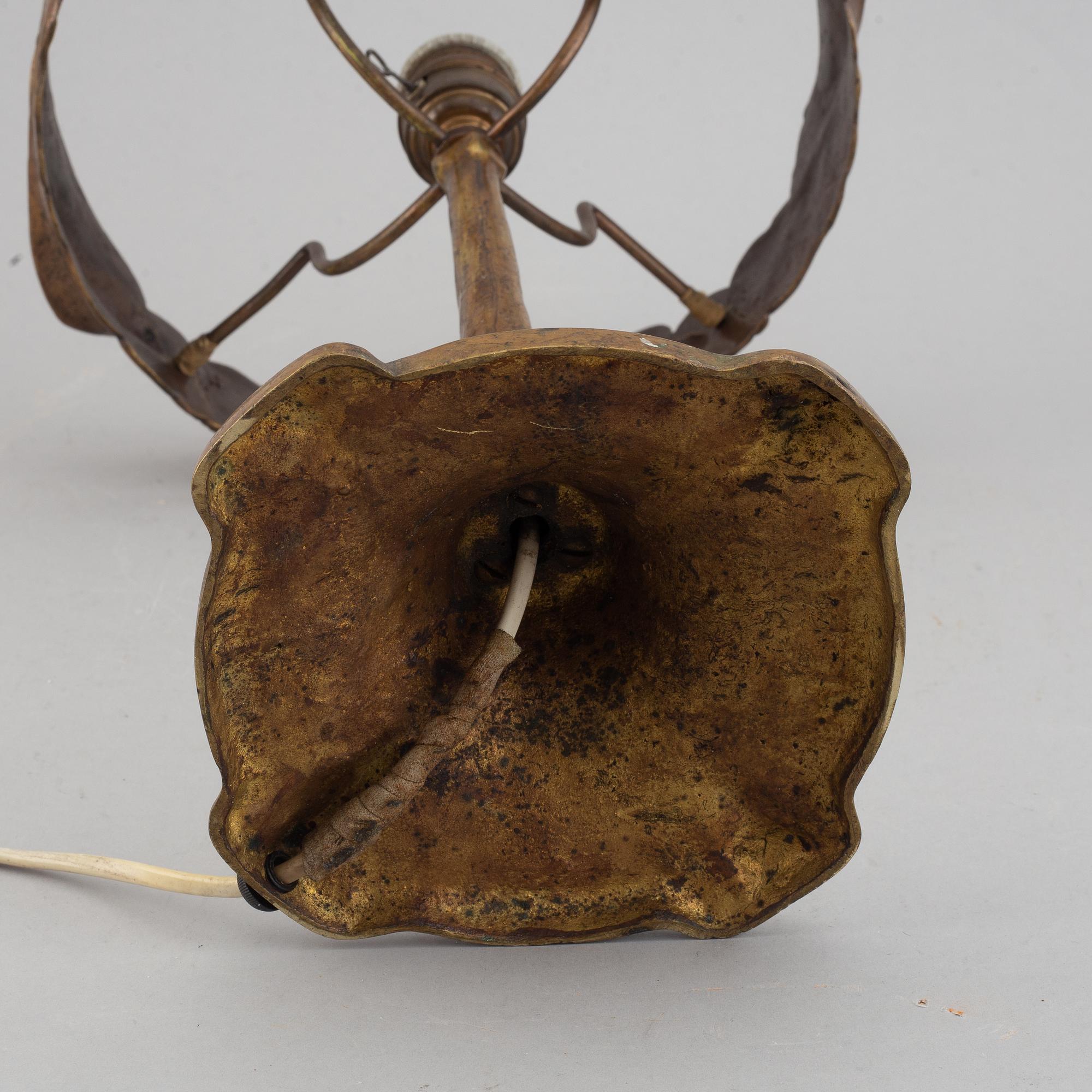 An Art Nouveau table lamp, early 20th century.