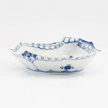 Service approximately 51 pieces "Musselmalet" Royal Copenhagen Denmark porcelain, late 20th century.