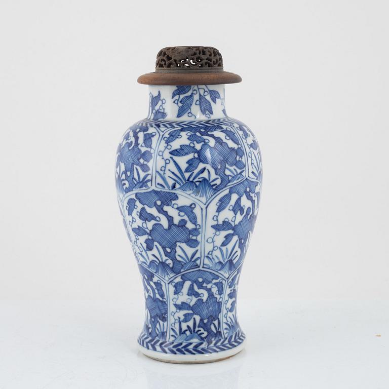 A blue and white vase, Qing dynasty, Kangxi (1662-1722).