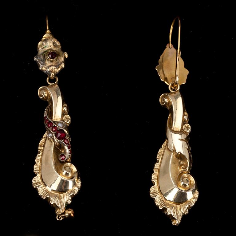 ÖRHÄNGEN, guld, granater, pärlor. Sent 1800-talets slut. Hartsfyllda, ostämplade.