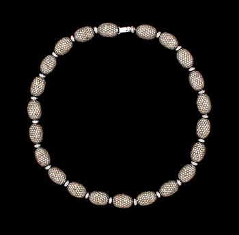 1126. A brandy- and white coloured diamond necklace, tot. 76.70 cts/resp. 3.05 cts.