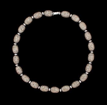 1126. COLLIER, 76.70 ct cognacsfärgade briljantslipade diamanter, tot. 76.70 ct samt mellanleder av vita briljantslipade diamanter, tot. ca 3.05 ct.