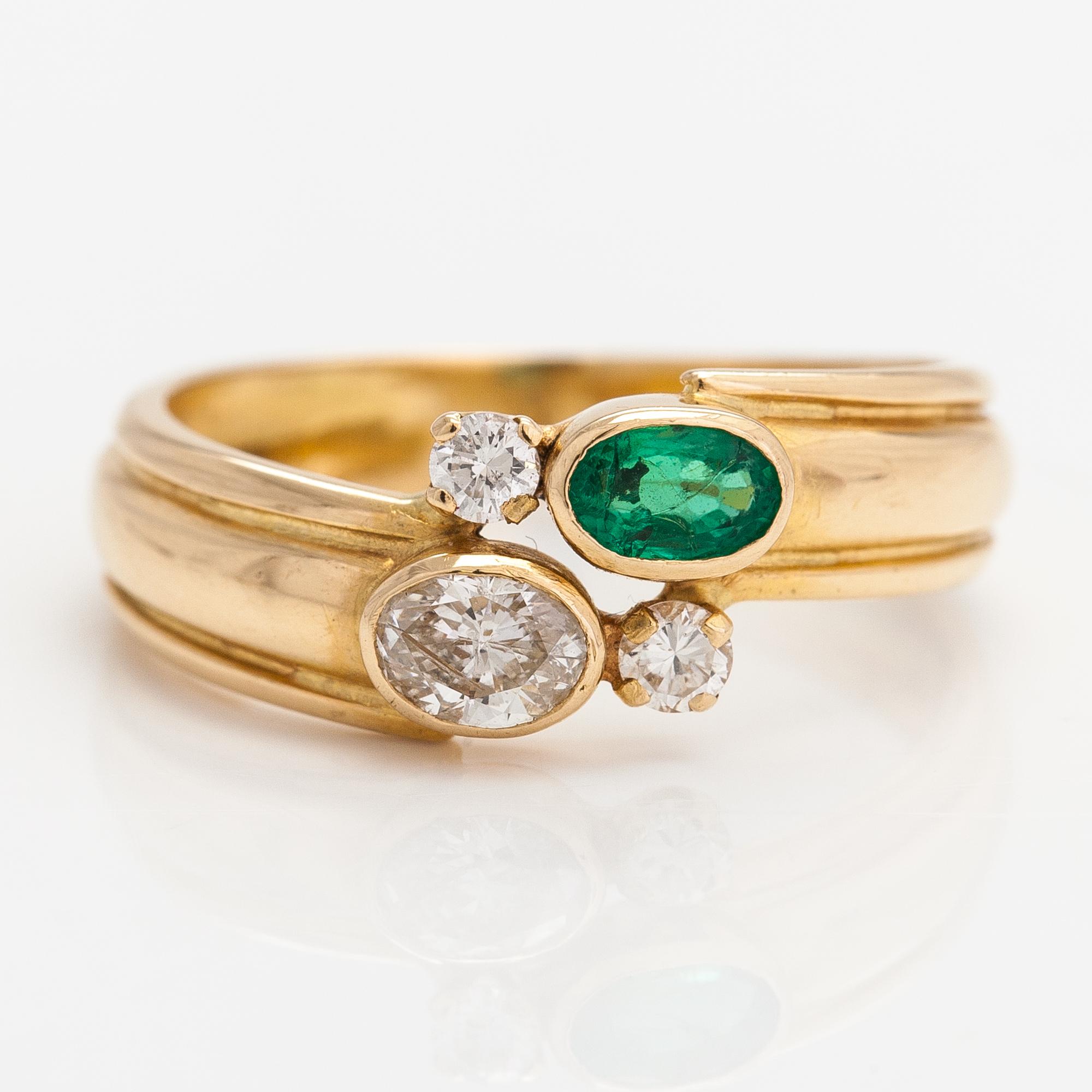 Ring, 18K guld, smaragd och diamanter ca 0.42 ct tot. Finska importstämplar.