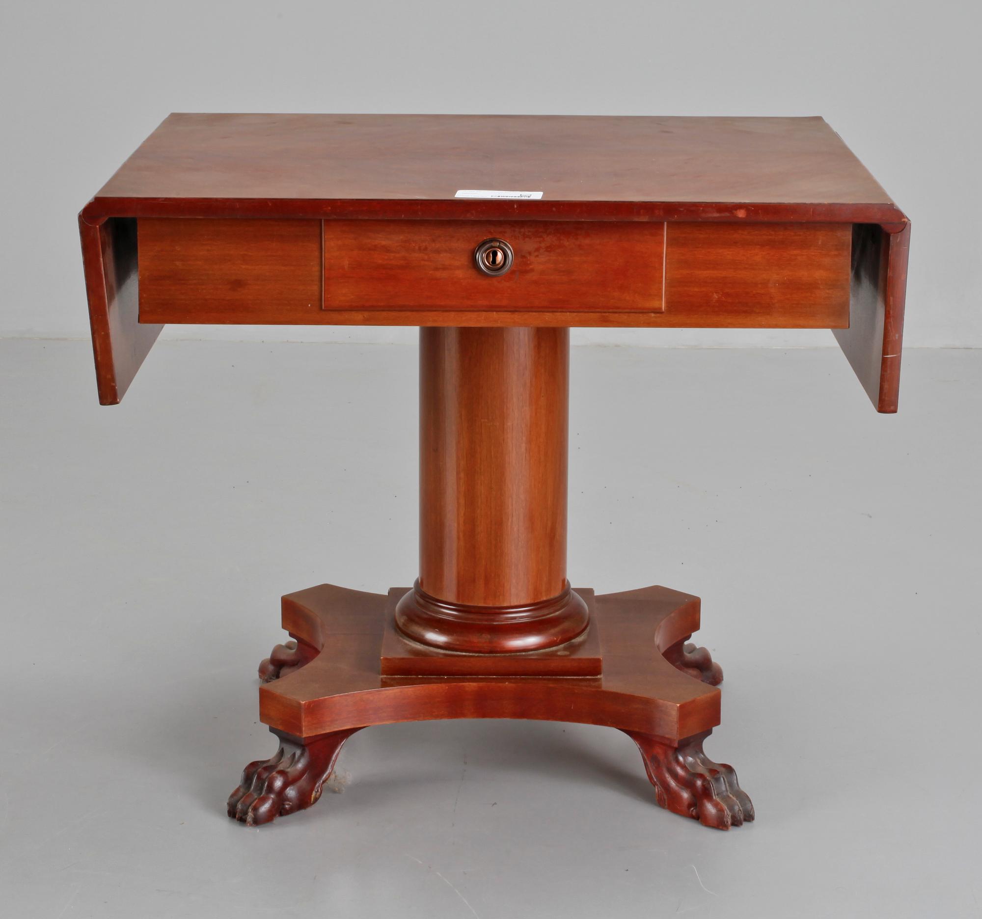 KLAFFBORD, Karl Johanstil. 1900-tal.