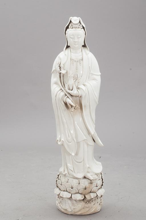 FIGURIN, porslin. Kina Omkring 1900.