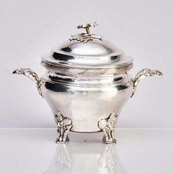 A Swedish 18th century silver suger bowl with lid, mark of Stephan Halling, Örebro 1777.