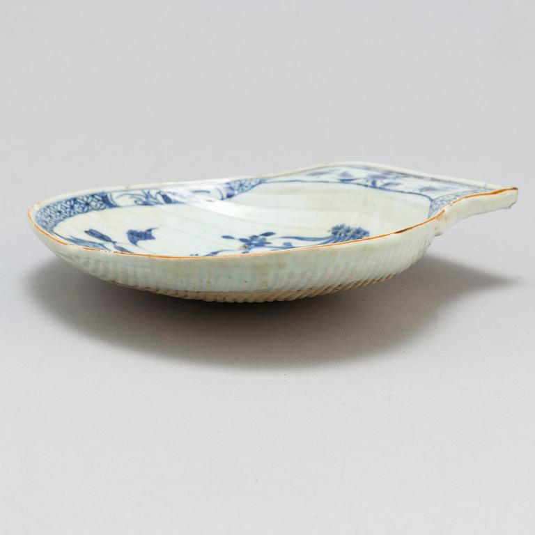 An export butter dish, Qing dynasty, early 18th century.