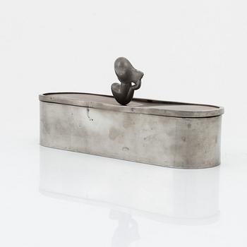 Ask med lock, tenn, Carl-Einar Borgström, samt ett par kandelabrar, tenn, Stockholm, 1934.