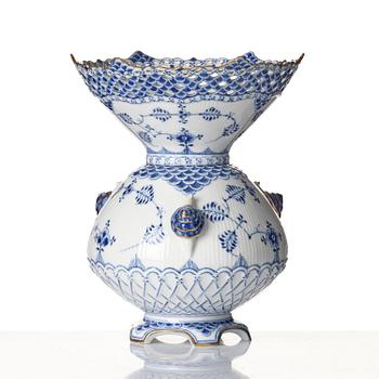Praktvas, porslin. Royal Copenhagen, 'Musselmalet helblond' Danmark, 1893-1900.