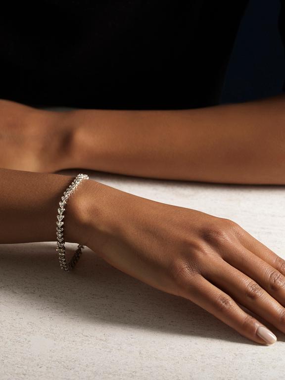 Armband 18K vitguld med hjärtformade briljantslipade diamanter.