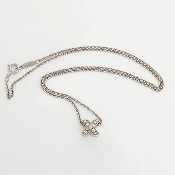 Tiffany & Co, kaulakoru "Cross Stitch", 18K valkokultaa ja timantteja.