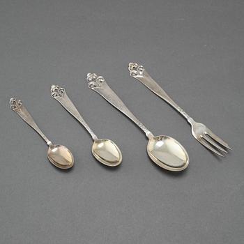 53 dessert silver ware, probably by Thorvald Marthinsen, Norway, 20th century. Weight 767 g.