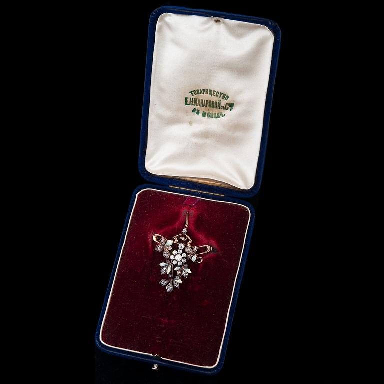 BROSCH, gammal- och rosenslipade diamanter ca 1.50 ct. Ryssland 1896-1908.