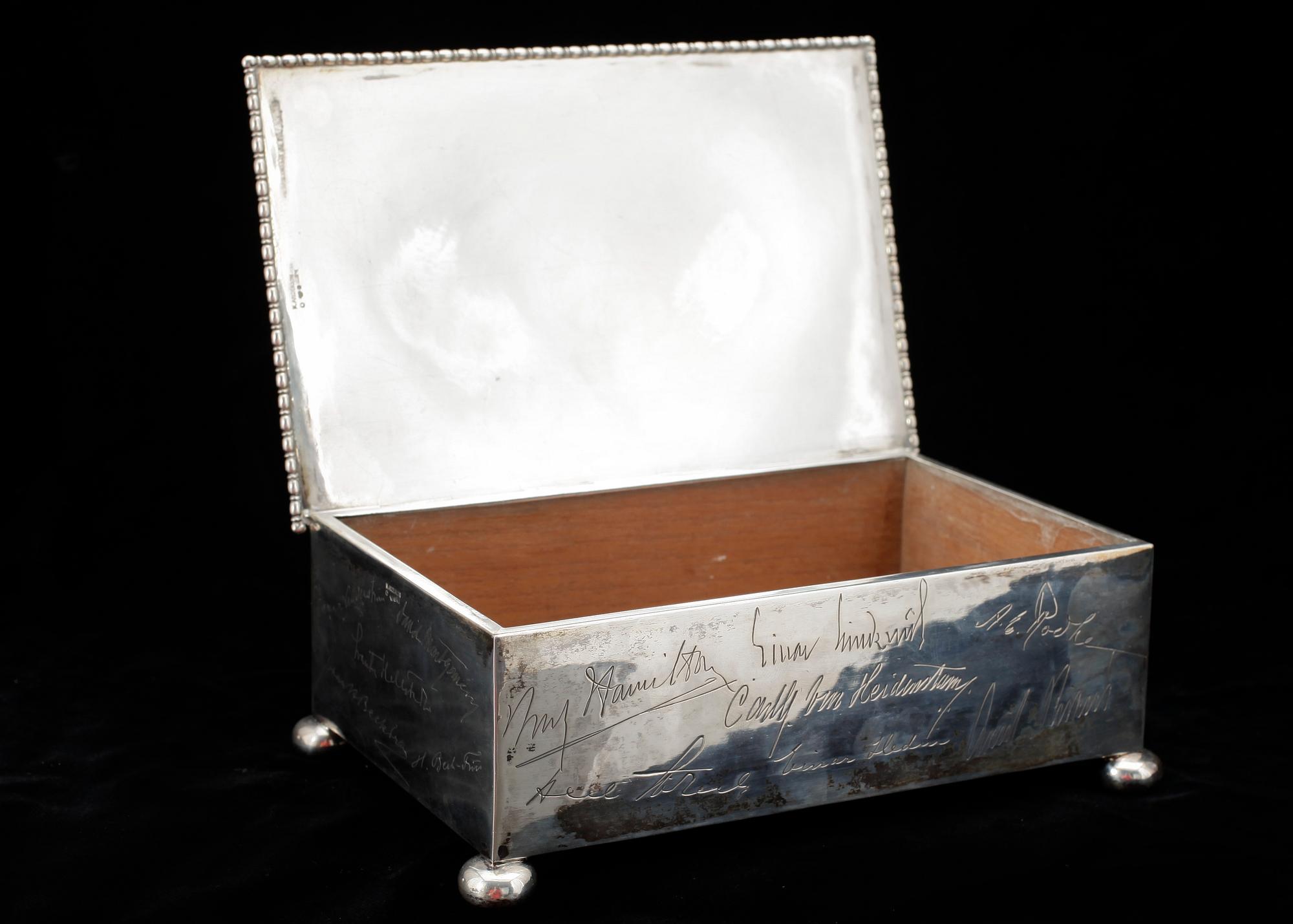 CIGARRSKRIN, silver, K. Anderson, Stockholm, 1924. Totalvikt ca 938 gr.