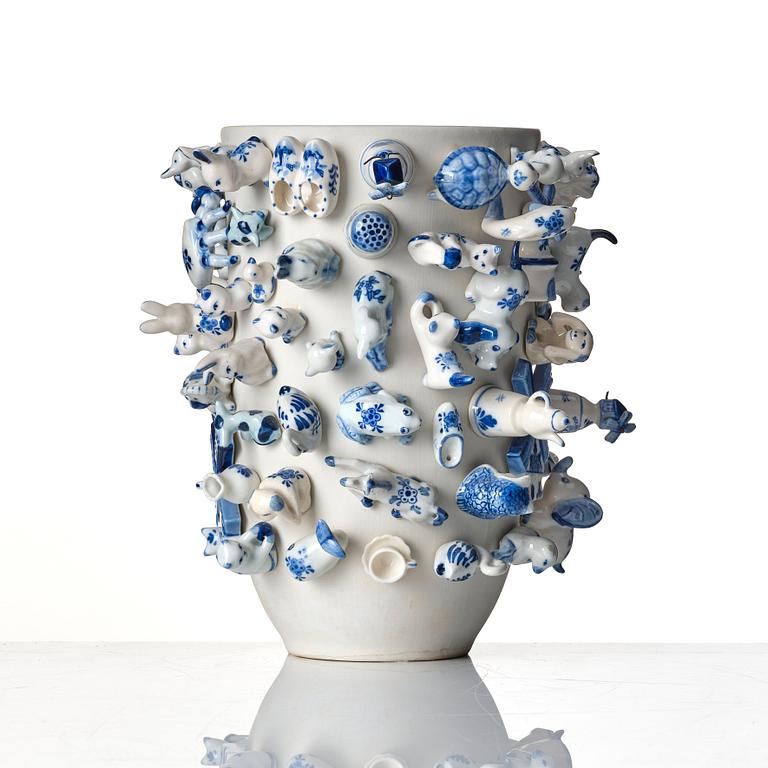 Carla Peters, Wonderable, a 'Souvenir Holland' porcelain vase, Pols Potten, Thailand 21st century, no 076.