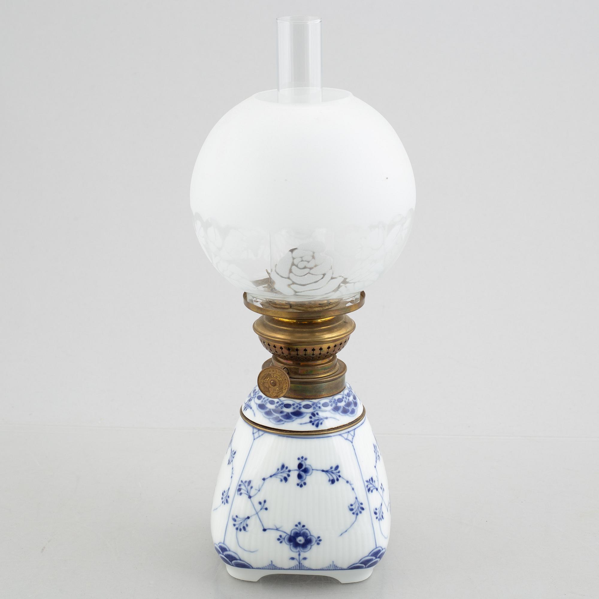 Fotogenlampa, porslin, Royal Copenhagen, "Musselmalet halvblond", modell 693, 1893-1900.