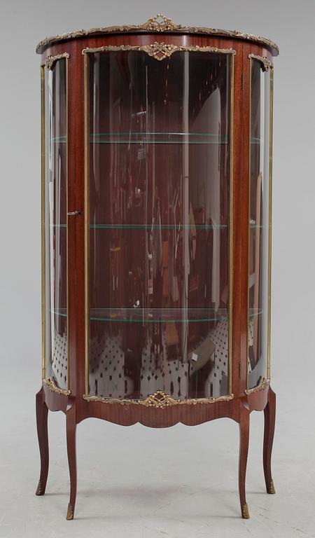 VITRINSKÅP, Louis XV-stil, 1900-tal.