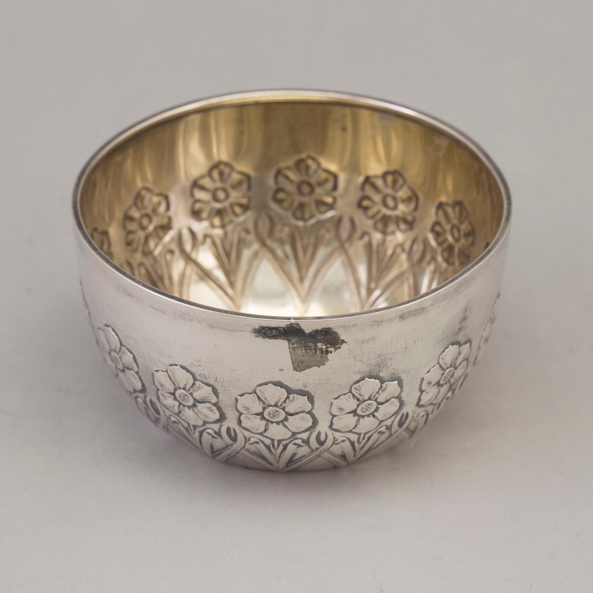 A Swedish Art Nouveau parcel-gilt bowl decorated with flowers, maker's mark Johan Fredrik Tynelius, Helsingborg, 1903.