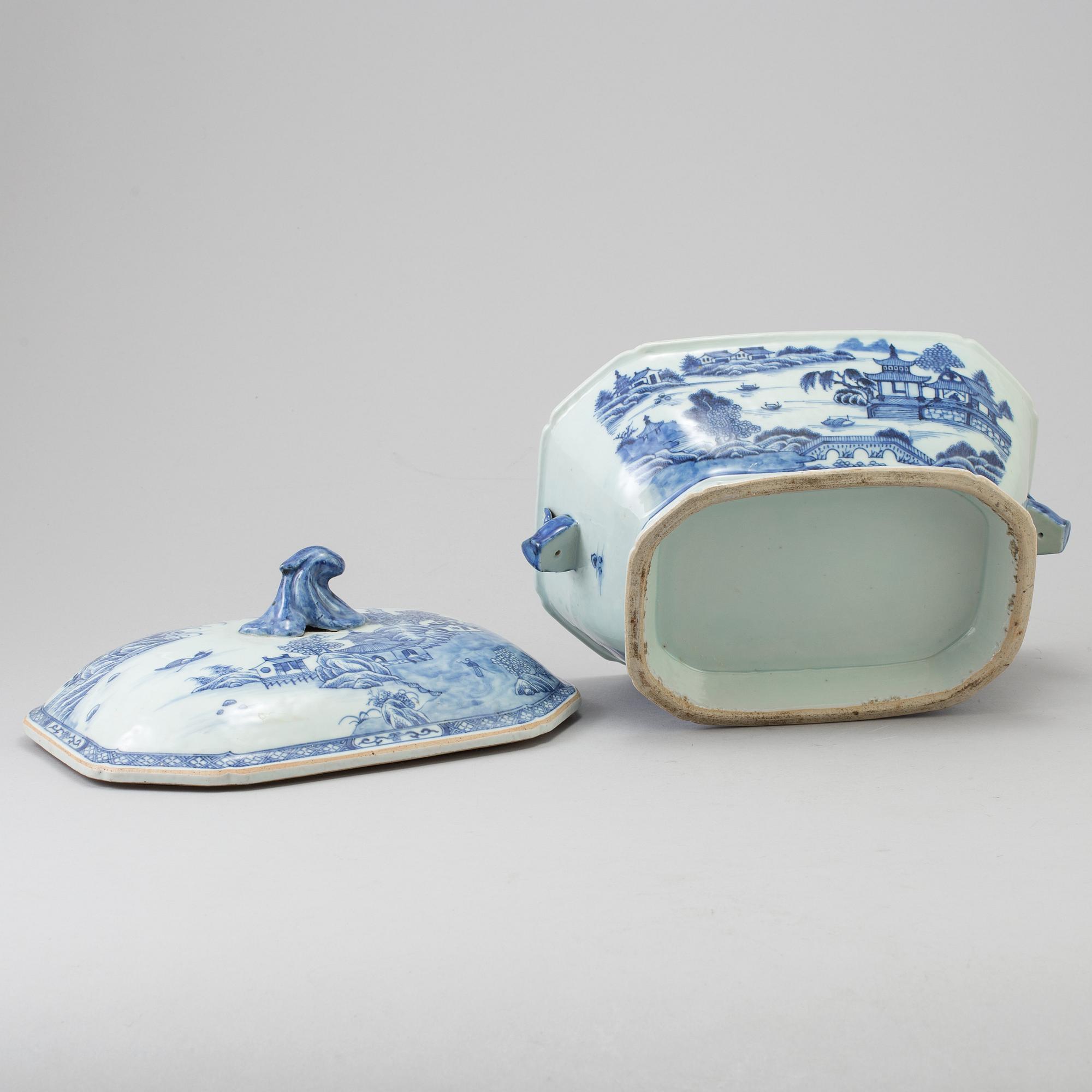 A Chinese export porcelain blue and white tureen and cover, Qianlong (1736-1795).