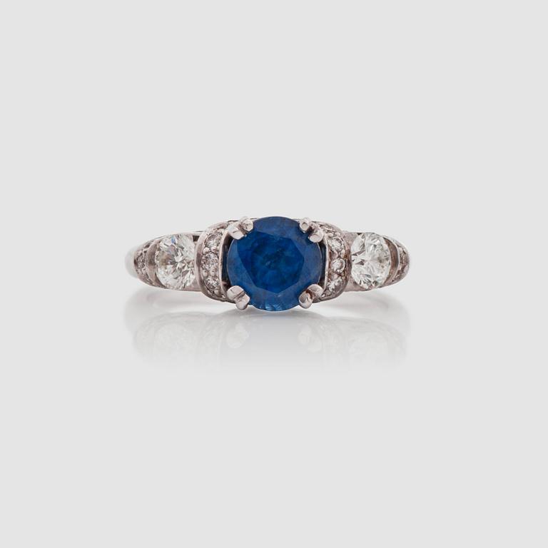 RING med safir ca 2.00 ct samt briljantslipade diamanter totalt ca 0.70 ct.