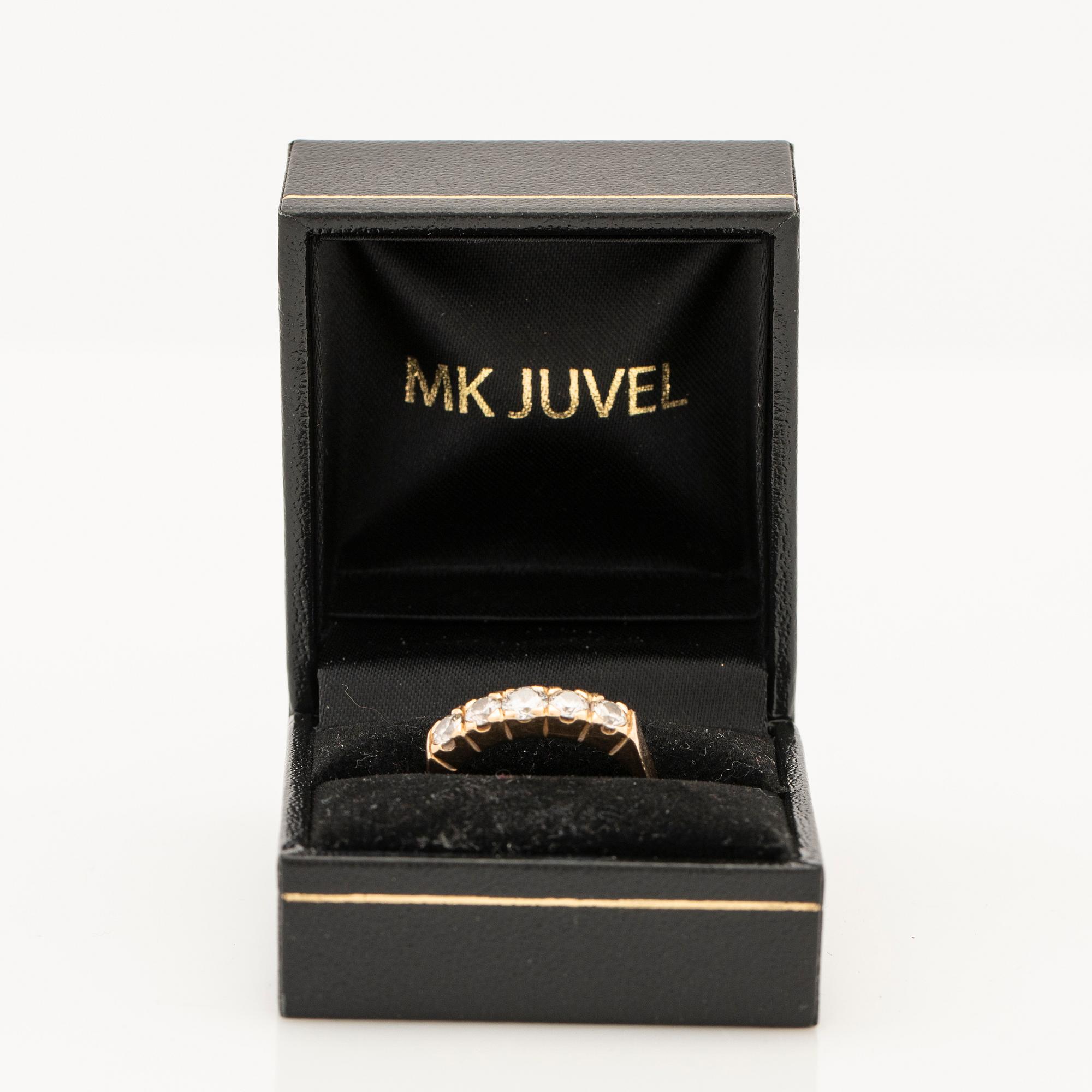 Alliansring, 18K guld med fem briljantslipade diamanter.