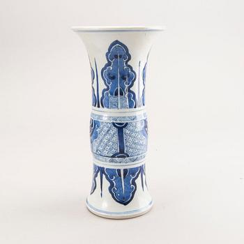 Vase, porcelain. Qing Dynasty, Kangxi (1662-1722).